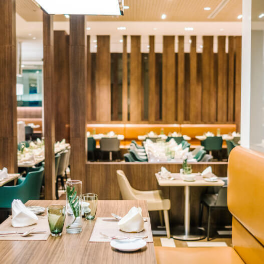 dinner-table-luxury-hotel (1)